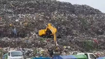 ফরিদপুর দুর্গাপুর: জেমুয়া গ্রাম পঞ্চায়েতের শংকরপুরে বর্জ্য জমা হতে হতে পাহাড়ে পরিণত হয়েছে, দুর্গন্ধে টেকা দায় এলাকাবাসীদের #jansamasya