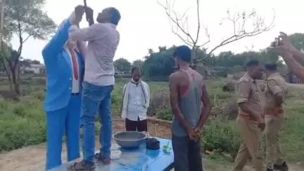 शाहगंज: ताखा पूरब गांव में अंबेडकर प्रतिमा खंडित, ग्रामीणों में आक्रोश