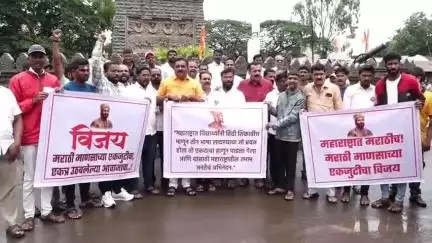 हातकणंगले: हिंदी धोरणाचा जीआर अखेर मागे घेतल्याने इचलकरंजी शहरात महाविकास आघाडी  मनसेच्या कार्यकर्त्यांकडून जल्लोष
