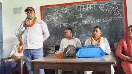 पूर्णिया पूर्व: मध्य विद्यालय चपय में स्थानांतरण पर अध्यापक को दी गई विदाई, समारोह का आयोजन