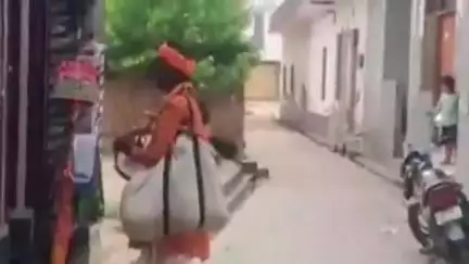 शामली: शामली में भगवा चोला पहनकर देवी-देवताओं की तस्वीर के साथ भीख मांगते मुस्लिम युवक का वीडियो हुआ वायरल