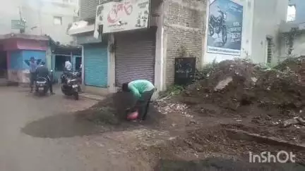 रिसोड: पब्लिक एप च्या बातमीचा परिणाम रिसोड शहरातील चांदणी चौकातील तो खड्डा नगर परिषदेने भरला #Jansamasya