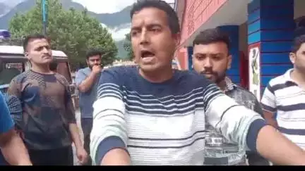 जोशीमठ: जोशीमठ नगर में सड़क से लेकर कोतवाली में निहंगों ने किया हुडदंग, धारदार हथियारों से हमला, एसएसआई लहुलुहान, 10 लोग घायल
