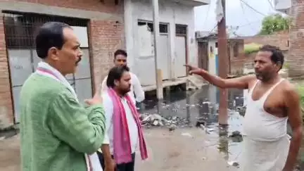 शाहजहांपुर: अजीजगंज स्थित मनफूल कॉलोनी में जलभराव की समस्या को लेकर सपा जिला अध्यक्ष तनवीर खा ने किया निरीक्षण