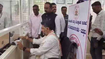 ಮದ್ದೂರು: ಪಟ್ಟಣದ ಸಬ್ ರಿಜಿಸ್ಟಾರ್ ಕಚೇರಿಯಲ್ಲಿ ಕೆಪಿಸಿಸಿ ಅಧ್ಯಕ್ಷ ಡಿಕೆ ಶಿವಕುಮಾರ್ ಅವರ ನೇತೃತ್ವದಲ್ಲಿ ಕಾಂಗ್ರೆಸ್ ಭವನ ನಿರ್ಮಾಣದ ನಿವೇಶನದ ನೊಂದಣಿ
