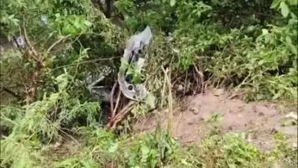 गोंडा: गोंडा-उतरौला मार्ग पर हादसा, गुमड़ी घाट जंगल में कार खाईं में गिरी, दो युवक घायल