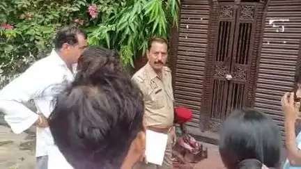बुढ़ाना: बुढ़ाना कस्बा के मोहल्ला मंडी स्थित जमन पब्लिक स्कूल में जांच हेतु पहुंची पुलिस ने सीज़ का ताला खोला