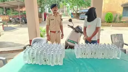 कुटुंबा: अंबा पुलिस ने देशी शराब के साथ स्कूटी सवार धंधेबाज को किया गिरफ्तार, झारखंड से शराब लेकर जा रहा था बिहार, भेजा गया जेल