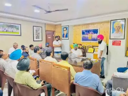 ਐਸਏਐਸ ਨਗਰ ਮੁਹਾਲੀ: ਜ਼ੀਰਕਪੁਰ ਸਬ ਦਫ਼ਤਰ ਵਿੱਖੇ ਵਿਧਾਇਕ ਨੇ ਵਾਰਡ ਇੰਚਾਰਜ ਤੇ ਐਮ ਸੀ ਸਾਹਿਬਾਨ ਦੀ ਮੌਜੂਦਗੀ ਚ ਨਗਰ ਕੌਂਸਲ ਦੇ ਅਧਿਕਾਰੀਆਂ ਨਾਲ ਮੀਟਿੰਗ ਕੀਤੀ