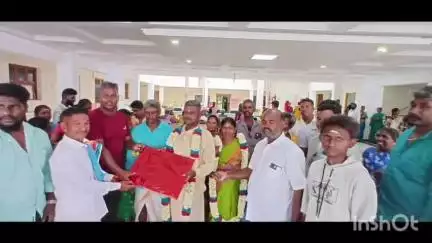 மேட்டுப்பாளையம்: நகராட்சி வளாகத்தில் பணி ஓய்வு பெற்ற நிரந்தர தூய்மை பணியாளருக்கு பணி நிறைவு பாராட்டு விழா