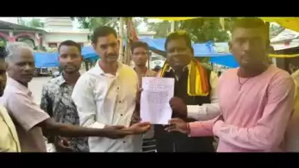 पाटन: बीर होरी गांव के लोगों ने मनिका विधायक राम चंद्र सिंह चेरो को सौंपा ज्ञापन