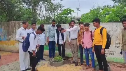 मुदखेड: मुगट जिल्हा परिषद शाळा येथे अखिल भारतीय ग्रामीण पत्रकार संघाच्या प्रदेशाध्यक्षांचा वाढदिवस विविध सामाजिक उपक्रमाने साजरा