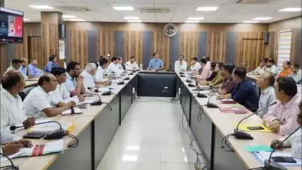 दतिया नगर: न्यू कलेक्ट्रेट में समीक्षा बैठक में कलेक्टर ने कहा, कार्य में कोताही बरतने वाले पटवारी को तत्काल करें सस्पेंड