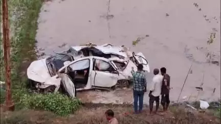 मुज़फ्फरनगर: रेलिंग तोड़ते हुए 20 फीट ऊंचे फ्लाईओवर से गिरी इनोवा कार, चार की मौत, एक घायल, पांच दोस्त जा रहे थे केदारनाथ