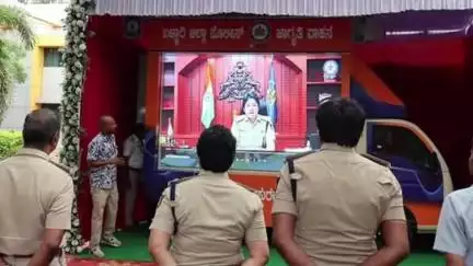 ಬಳ್ಳಾರಿ: ನಗರದಲ್ಲಿ ಸಂಚಾರಿ ಜಾಗೃತಿ ವಾಹನಕ್ಕೆ ಚಾಲನೆ ನೀಡಿದ ಎಸ್ಪಿ ಡಾ.ಶೋಭಾರಾಣಿ