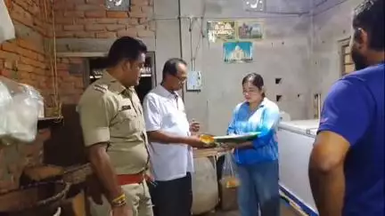 ধূপগুড়ি: বরফ ফ্যাক্টরিতে তালা বন্ধ করে দেওয়ার পর হুসলুডাঙ্গার ওই বরফ ফ্যাক্টরিতে পরিদর্শনে আসলেন ফুড সেফটি দপ্তরের আধিকারিকরা