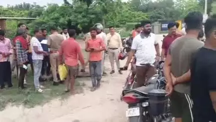 कसिया: फोरलेन पर लबनिया चौराहे के आगे झारही नदी के पास दो बाइकों में आमने-सामने टक्कर, 3 गंभीर घायल, पुलिस ने भेजवाया अस्पताल