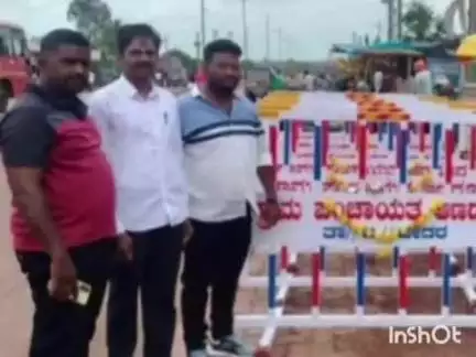 ಬೀದರ್: ಅಪಘಾತ ತಡೆಗಾಗಿ ಅಣದುರ್ ಮುಖ್ಯ ರಸ್ತೆಯಲ್ಲಿ ಗ್ರಾಮ ಪಂಚಾಯಿತಿ ಸಹಯೋಗದಲ್ಲಿ ಬ್ಯಾರಿಕೆಡ್ ಅಳವಡಿಸಿದ ಪೊಲೀಸರು