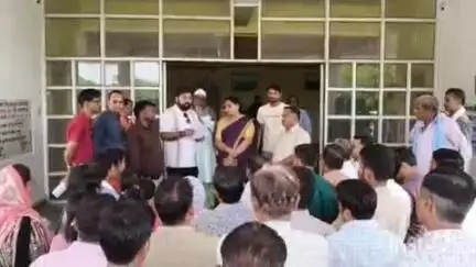श्योपुर: लंबित मांगों को लेकर पटवारियों ने घेरा कलेक्ट्रेट, ट्रांसफर नीति पर जताया विरोध, 10 सूत्री ज्ञापन सौंपा
