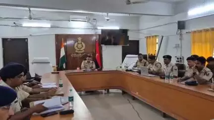 मोतिहारी: पुलिस अधीक्षक कार्यालय के सभागार भवन में पुलिस पदाधिकारियों के साथ लंबित विभागीय जांच के त्वरित निष्पादन हेतु हुई बैठक