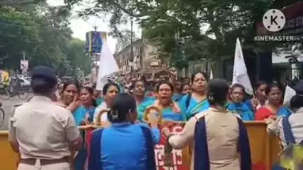 বাঁকুড়া ১: ৬ মাসের শিশুর মোবাইল থাকতে হবে না হলে খাবার পাবে না, এরই প্রতিবাদে বাঁকুড়ায় CITU এর ICDS কর্মীদের রাস্তায় বসে বিক্ষোভ