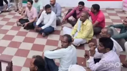 बिजनौर: गांव रतनपुर रियाया में मूर्ति हटवाने के विरोध में विश्व हिंदू परिषद के लोगों ने मंडावर थाने में किया धरना