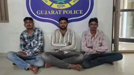 જૂનાગઢ: પંચેશ્વર વિસ્તારમાં દેશી દારૂની ભઠ્ઠી પર ક્રાઈમ બ્રાન્ચ ના દરોડા, ત્રણ શખ્સોને 2.44 લાખના મુદ્દામાલ સાથે ઝડપી પાડ્યા