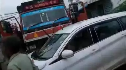 मनोहरथाना: आंवलहैडा के समीप मिनी ट्रक ने कार को टक्कर मारी, कार हुई शतिग्रस्त