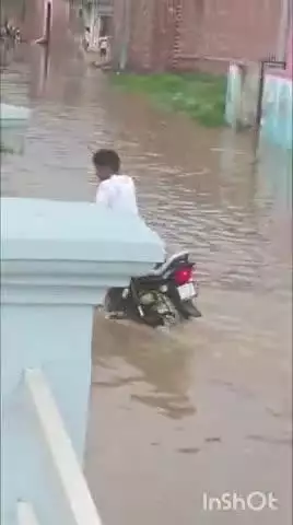 नकुड: गंगोह कस्बे में बारिश से सड़कें तालाब में तब्दील, लोग घरों में हुए कैद