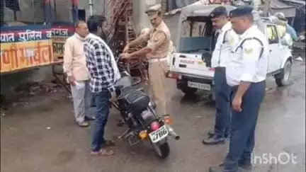 कासगंज: जिले में यातायात पुलिस ने चलाया विशेष चेकिंग अभियान, 106 वाहनों के काटे चालान