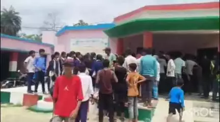 कल्याणपुर: जितवरिया पंचायत में बच्चों से शौचालय साफ कराने पर अभिभावकों का हंगामा