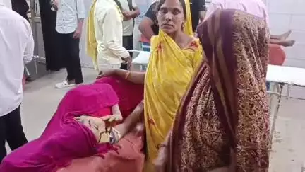 एटा: गांव भादो में दबंग युवक ने महिला पर तमंचे से किया फायर, मिस होने पर वट मारकर किया लहूलुहान, मेडिकल में भर्ती