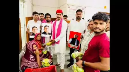 अमेठी: अखिलेश यादव के जन्मदिन की पूर्व संध्या पर अमेठी में सपाइयों ने बांटे लड्डू और फल