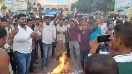 सिमरी बख्तियारपुर: सिमरी बख्तियारपुर में अस्पताल सेवाओं की मांग को लेकर अर्थी जुलूस निकालकर विरोध प्रदर्शन