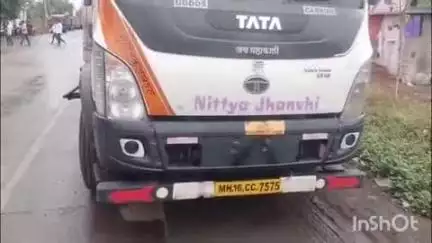हिंगणघाट: धोत्रा चौरस्त्यावर रस्ता ओलांडत असलेल्या दुचाकीला ट्रकच्या धडक: दुचाकीस्वार मुलगा जागीच ठार:तर वडील जखमी