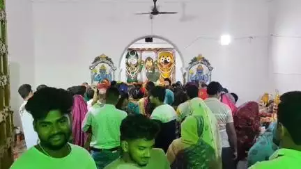 ଖଲ୍ଲିକୋଟ୍: ଶ୍ରୀ ଗୁଣ୍ଡିଚା ମନ୍ଦିର ରେ ଶ୍ରୀଜୀଉଙ୍କ ଦର୍ଶନ ସହ ସନ୍ଧ୍ୟା ଆଳତୀ ଦେଖିବା ପାଇଁ ଶତାଧିକ ଭକ୍ତ ଙ୍କ ସମାଗମ