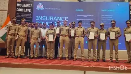 संभल: बेहजोई चंदोसी रोड पर निजी होटल में पुलिस टीम को सम्मानित किया गया, फर्जी बीमा प्रकरण खुलासा करने वाले कर्मचारियों को SP और ASP ने सराहा