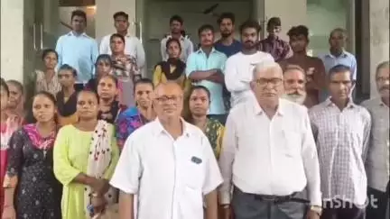 નવસારી: ઘટાડવા અને તીઘરા ગામના ખેડૂતો મહાનગરપાલિકા કચેરી ખાતે  તેમની સમસ્યાને લઈને આવેદન પત્ર આપવા પહોંચ્યાજ્યાં#Jansamasya