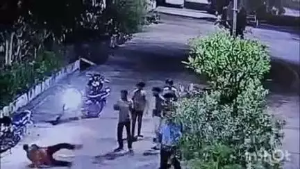 होशंगाबाद नगर: रेवासिटी कॉलोनी में गार्ड से मारपीट के बाद, निवासियों ने सेक्स रैकेट चलाने वालों पर कार्रवाई के लिए थाने में शिकायत की