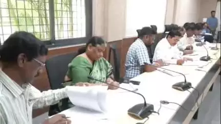 నిజామాబాద్ సౌత్: డ్రాపౌట్‌లు ఎక్కువగా ఉన్న బడులపై ప్రత్యేక దృష్టి సారించాలని విద్యాశాఖ అధికారులకు కలెక్టర్ వినయ్ కృష్ణారెడ్డి ఆదేశం