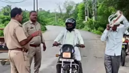 रसूलाबाद: रिवरीके समीप पुलिस ने चलाया सघन चेकिंग अभियान, संदिग्ध वाहनों और बिना हेलमेट व सीटबेल्ट वाहन चालकों को दी सख्त हिदायत