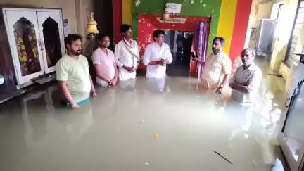 मुज़फ्फरनगर: मंदिर में 3 से 4 फुट पानी भर जाने पर श्रद्धालुओं में आक्रोश, गंदे पानी में खड़े होकर घंटा-घड़ियाल बजाकर दिया धरना