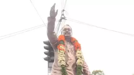 నిజామాబాద్ సౌత్: కాంగ్రెస్ పార్టీ అభ్యున్నతికి డిఎస్ ఎనలేని కృషి చేశారు, నగరంలో డిఎస్ విగ్రహానికి నివాళులు అర్పించిన ఎమ్మెల్యేలు