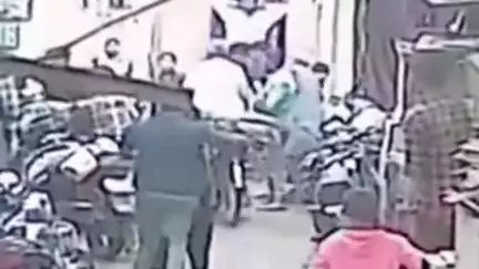 रतलाम: नयापुरा हाट रोड पर सफाई को लेकर दो पक्षों में विवाद, चले लाठी-डंडे, सीसीटीवी में कैद, पुलिस ने किया मामला दर्ज