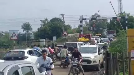 कालापीपल: कालापीपल रेलवे फाटक पर ट्रेनों के गुजरने से करीब 1 घंटे तक लगा जाम, वाहन चालक परेशान