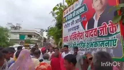रॉबर्ट्सगंज: कचहरी तिराहे पर सपा कार्यकर्ताओं ने अखिलेश यादव के जन्मदिन की पूर्व संध्या पर लोगों को पिलाया शरबत