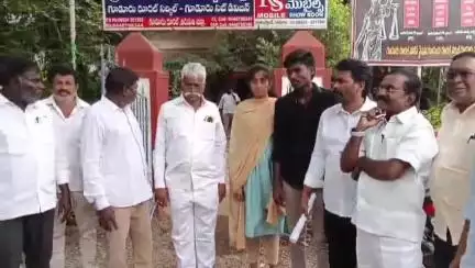 గుడూరు రూరల్ పోలీసులను ఆశ్రయించిన ప్రేమ జంట..