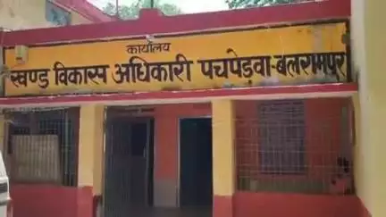 तुलसीपुर: संयुक्त मोर्चा के आह्वान पर पचपेड़वा ब्लॉक में प्रधान व सचिव ने किया धरना प्रदर्शन, DM को 10 सूत्रीय ज्ञापन सौंपा