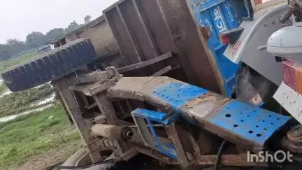 भोगांव: बेवर क्षेत्र में ट्रक के चेसिस की टक्कर से मूंगफली से लदी ट्राली पलटी, दो लोग घायल