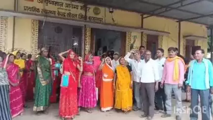 नेपानगर: सीवल से डॉक्टर अंसारी का तबादला होने पर ग्रामीणों की बढ़ी चिंता, 25 गांवों में इलाज ठप, अस्पताल में नारेबाजी